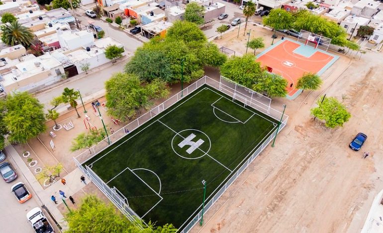 Toño Astiazaran entrega rehabilitación de parque en Altares