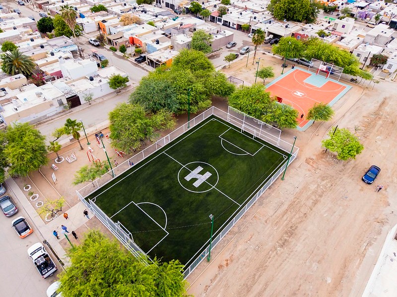 Toño Astiazaran entrega rehabilitación de parque en Altares