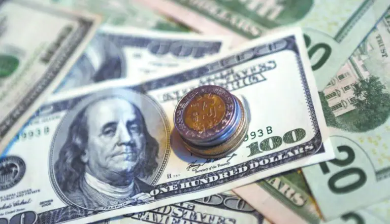 Peso mexicano mantiene fortaleza frente al dólar; tipo de cambio se ubica en 17.47 unidades