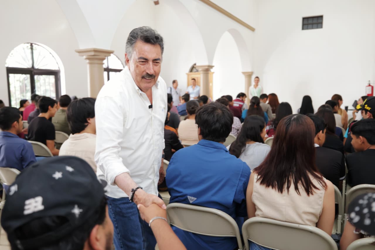 Javier Lamarque comparte con jóvenes la visión de la izquierda y los orígenes de Morena