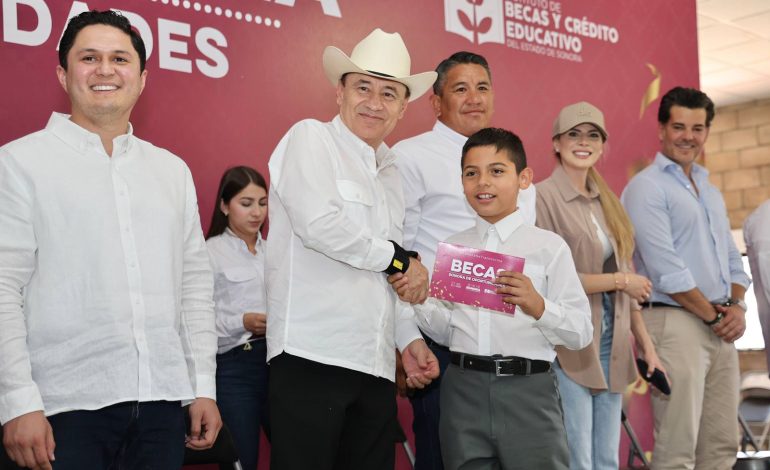 Gobernador Durazo acerca gobierno, becas y apoyos a comunidades del noroeste de Sonora