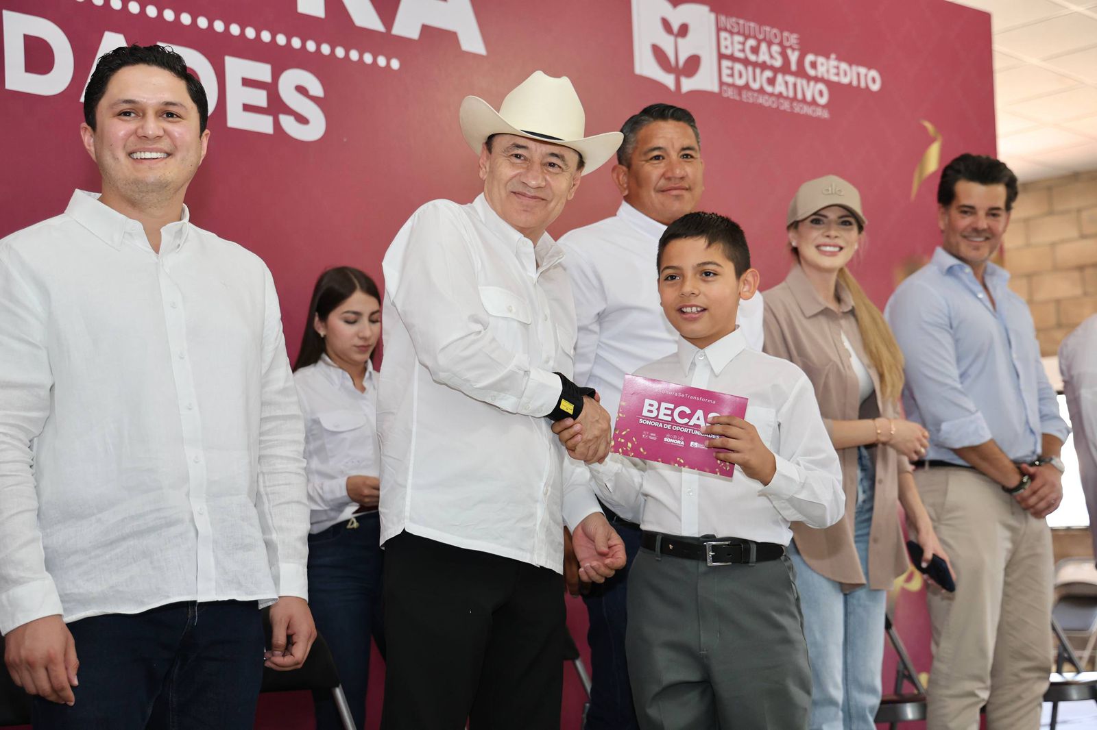Gobernador Durazo acerca gobierno, becas y apoyos a comunidades del noroeste de Sonora