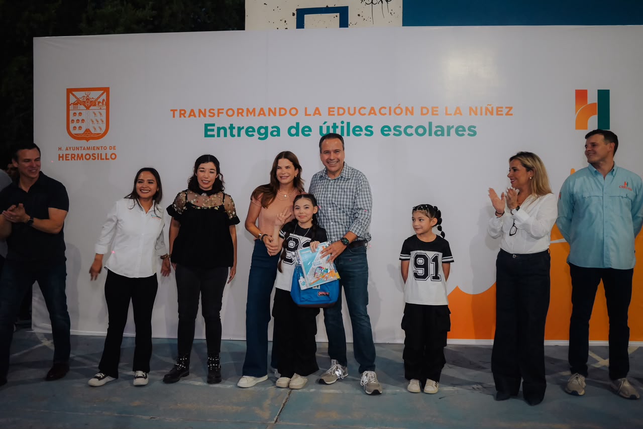 Entregan Toño Astiazarán y Patty Ruibal útiles escolares a 500 niñas y niños en Altares