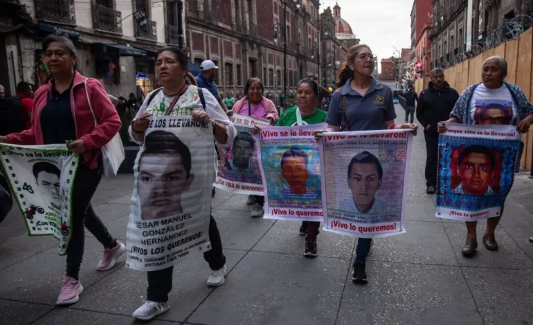 “Faltan Peña, Osorio Chong, Iñaki Blanco”, dice normalista de Ayotzinapa