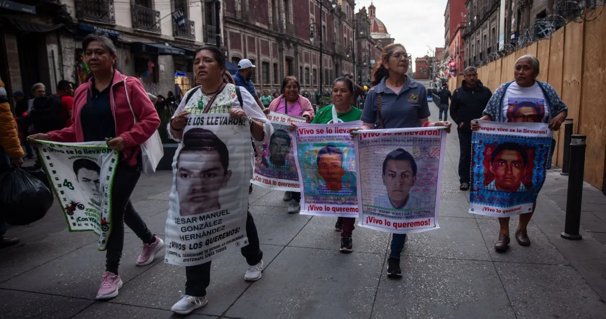“Faltan Peña, Osorio Chong, Iñaki Blanco”, dice normalista de Ayotzinapa