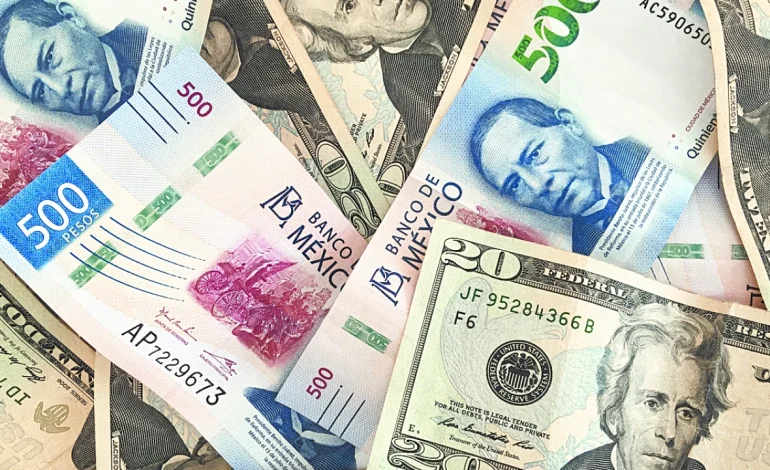 Peso mexicano retrocede frente al dólar ante expectativas sobre decisión del Banxico