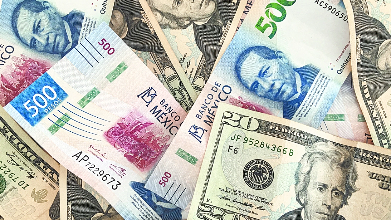 Peso mexicano retrocede frente al dólar ante expectativas sobre decisión del Banxico