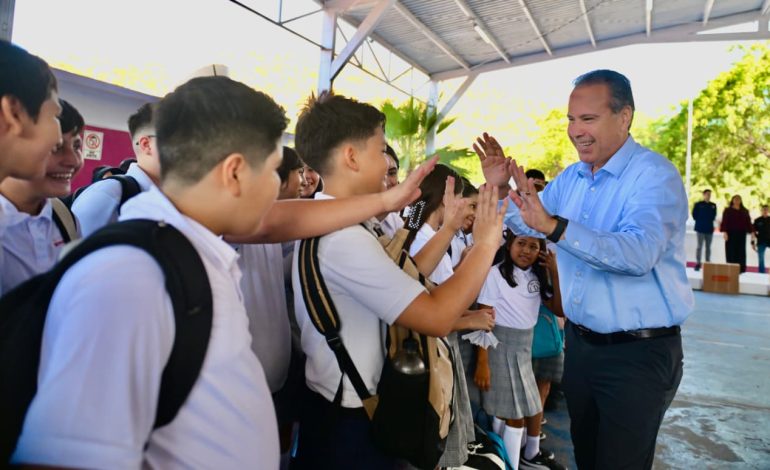 Realiza Toño Astiazarán donación a secundaria en inicio de ciclo escolar