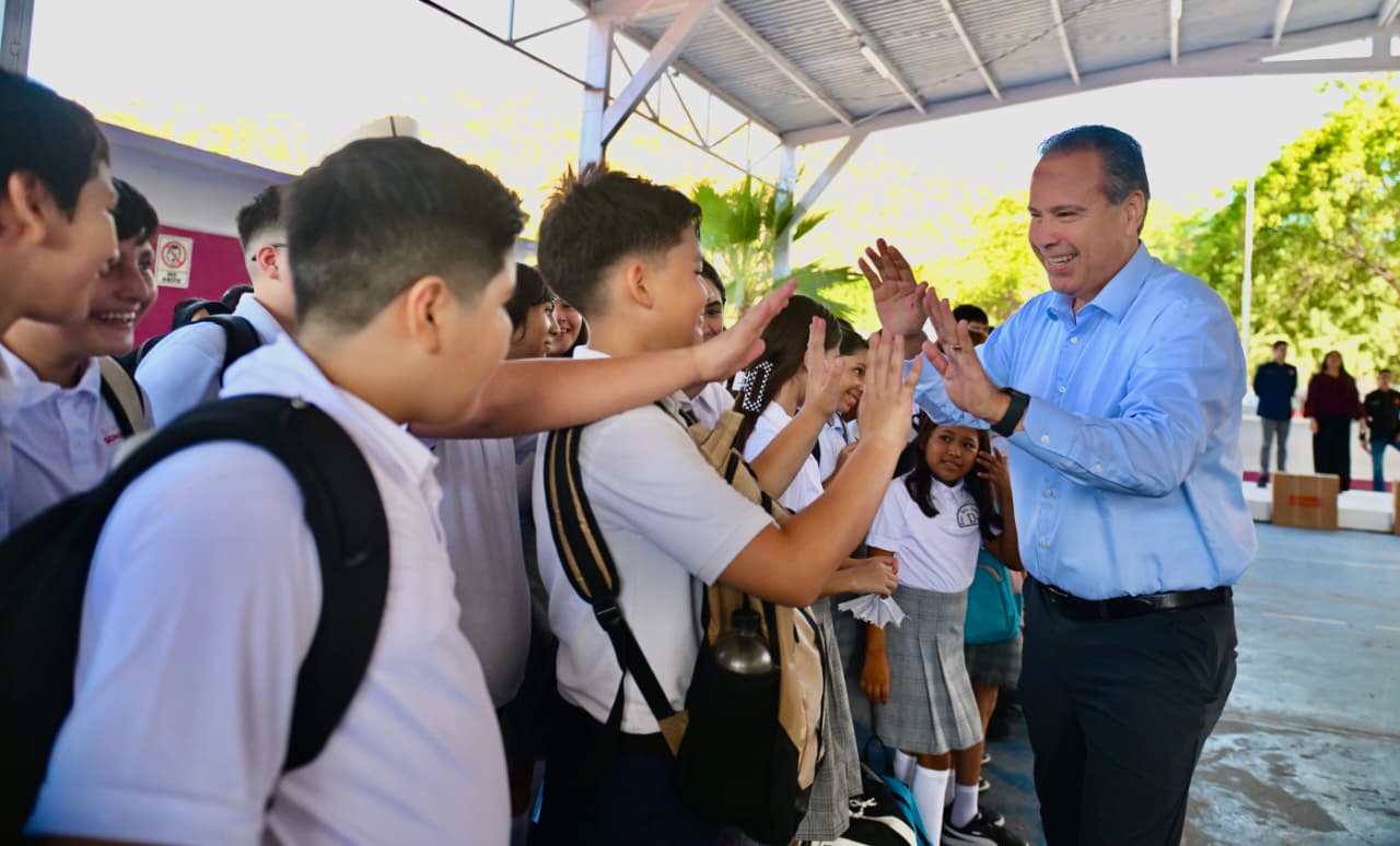 Realiza Toño Astiazarán donación a secundaria en inicio de ciclo escolar