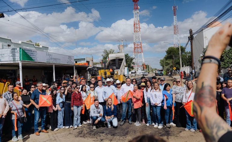 Inicia Toño Astiazarán rehabilitación de calles en Miguel Alemán y entrega tinacos a familias de Kino