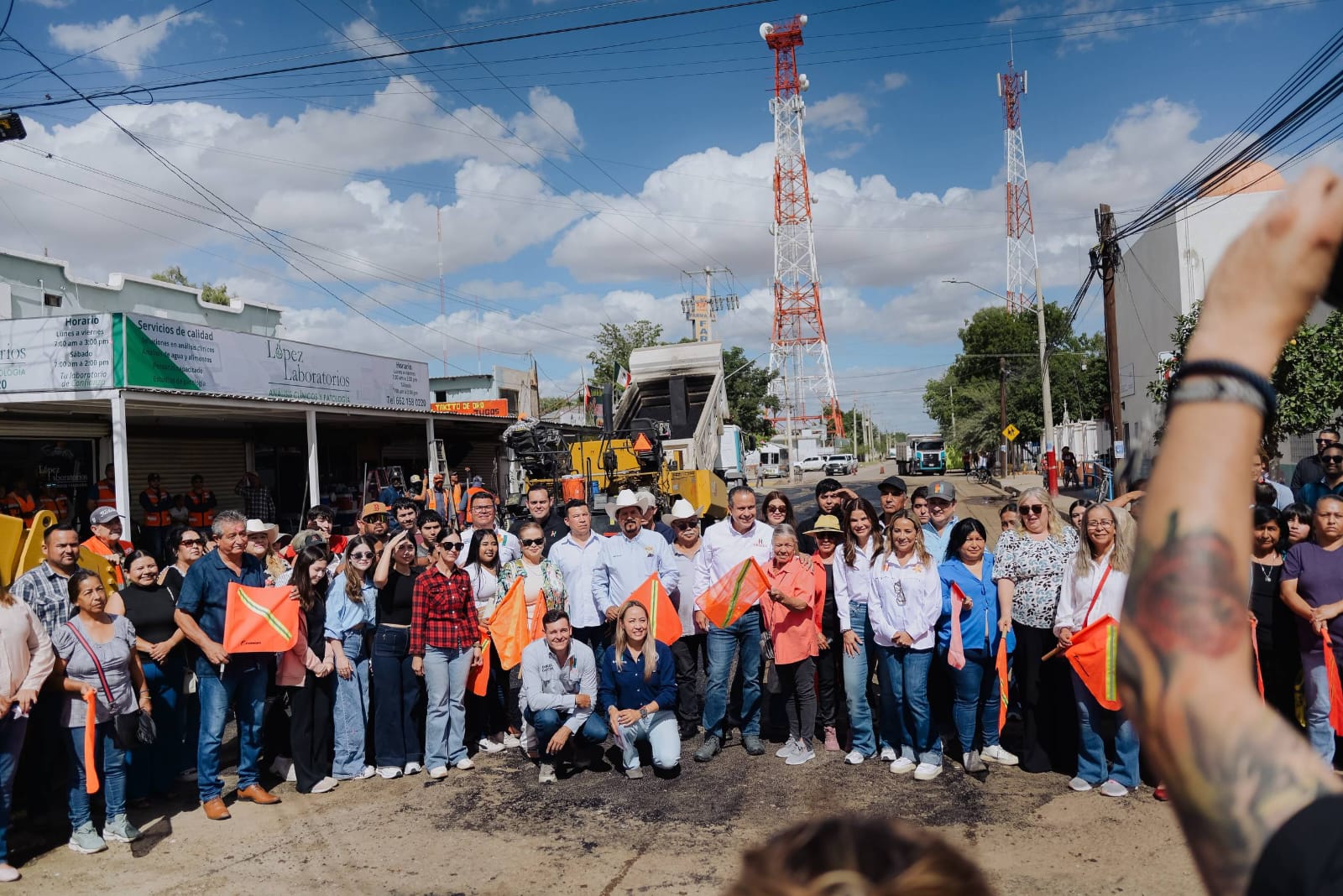 Inicia Toño Astiazarán rehabilitación de calles en Miguel Alemán y entrega tinacos a familias de Kino